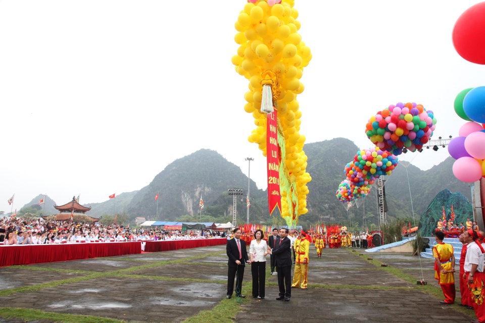 Người dân muôn phương nô nức đổ về cố đô Hoa Lư trảy hội 