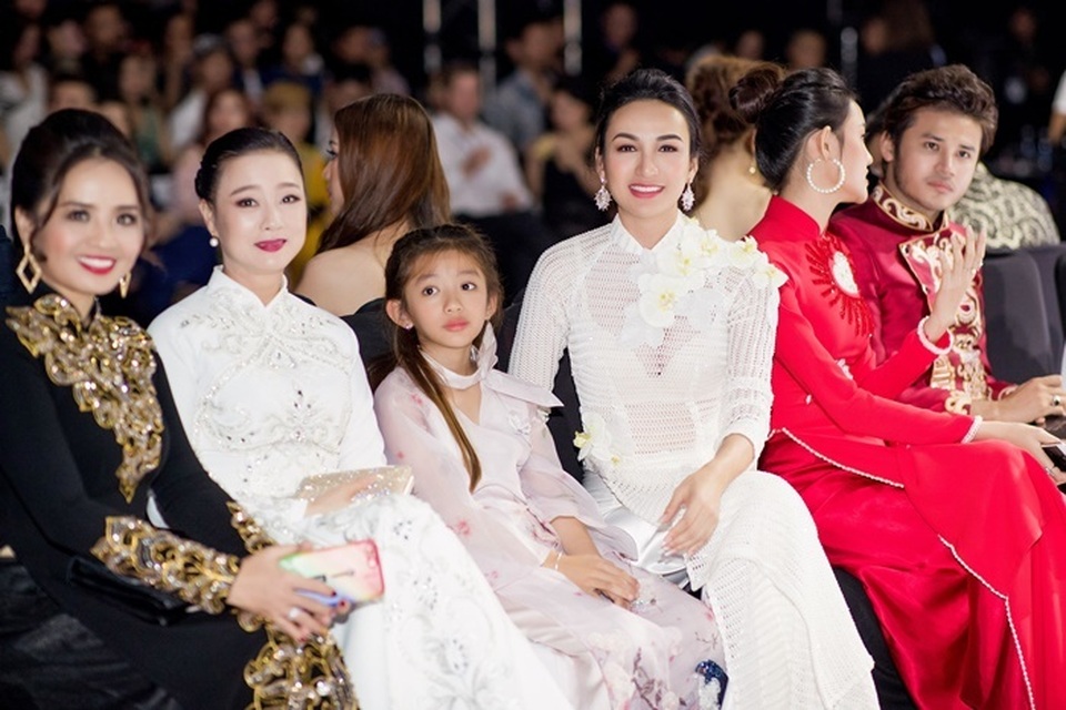Thuý Diễm hoãn kỷ niệm ngày cưới đi catwalk với Trang Trần, Kim Dung - 11 Thuý Diễm hoãn kỷ niệm ngày cưới đi catwalk với Trang Trần, Kim Dung - 11