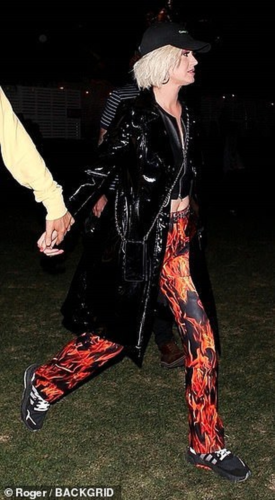 Hoa hậu hoàn vũ khoe cơ bụng săn chắc khi đi xem ca nhạc - 6 Hoa hậu hoàn vũ khoe cơ bụng săn chắc khi đi xem ca nhạc - 6