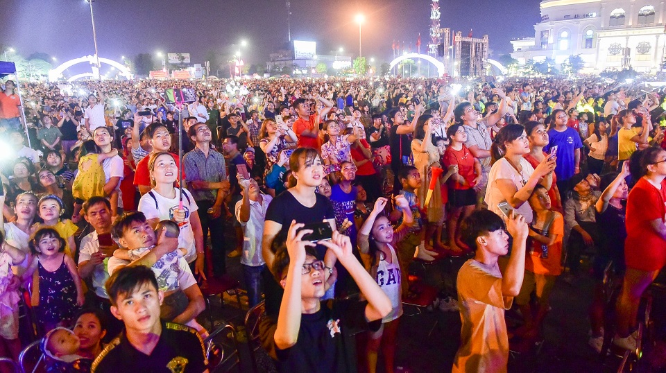 Hàng vạn người mãn nhãn với màn pháo hoa trong đêm khai hội Đền Hùng 2019 - 5 Hàng vạn người mãn nhãn với màn pháo hoa trong đêm khai hội Đền Hùng 2019 - 5