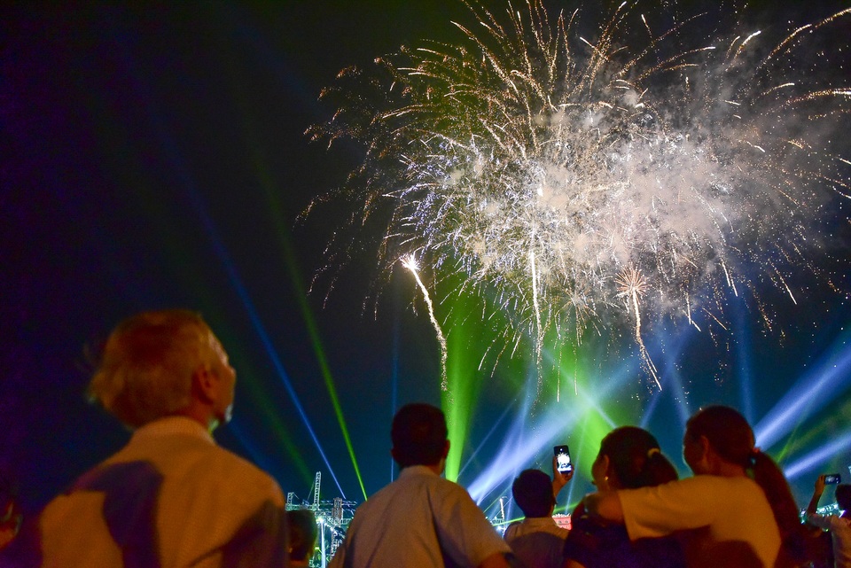 Hàng vạn người mãn nhãn với màn pháo hoa trong đêm khai hội Đền Hùng 2019 - 9 Hàng vạn người mãn nhãn với màn pháo hoa trong đêm khai hội Đền Hùng 2019 - 9