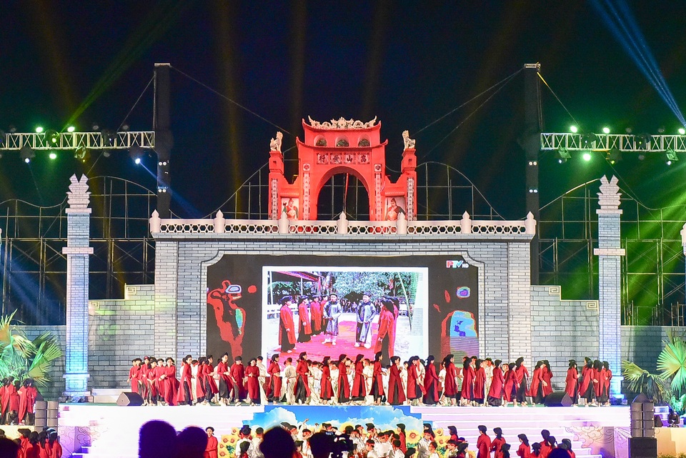 Hàng vạn người mãn nhãn với màn pháo hoa trong đêm khai hội Đền Hùng 2019 - 1 Hàng vạn người mãn nhãn với màn pháo hoa trong đêm khai hội Đền Hùng 2019 - 1