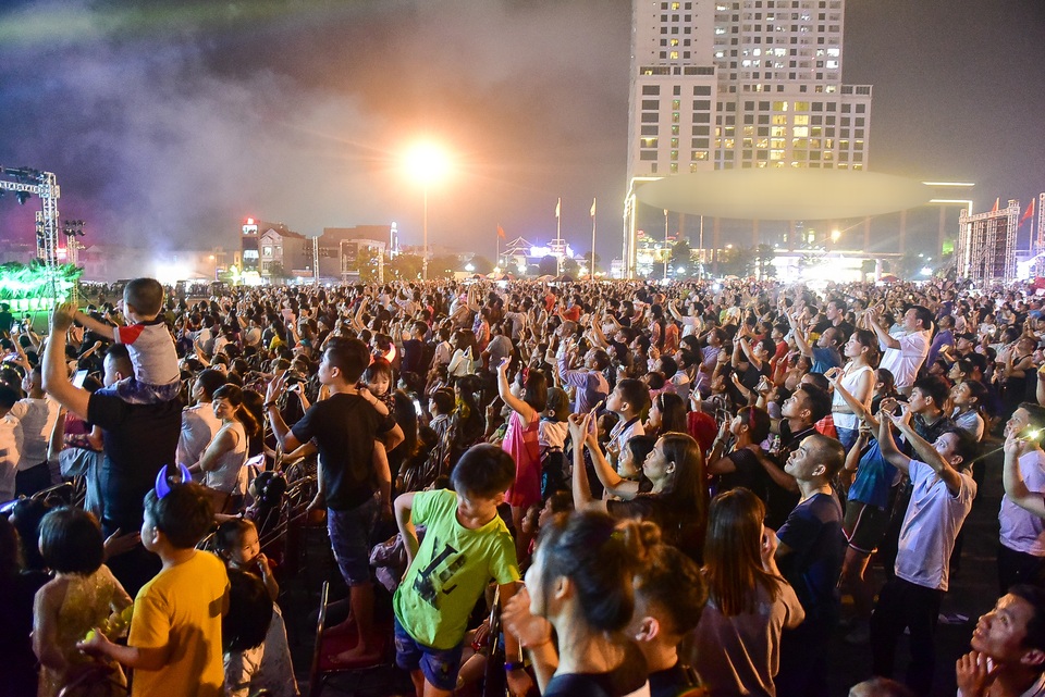 Hàng vạn người mãn nhãn với màn pháo hoa trong đêm khai hội Đền Hùng 2019 - 11 Hàng vạn người mãn nhãn với màn pháo hoa trong đêm khai hội Đền Hùng 2019 - 11