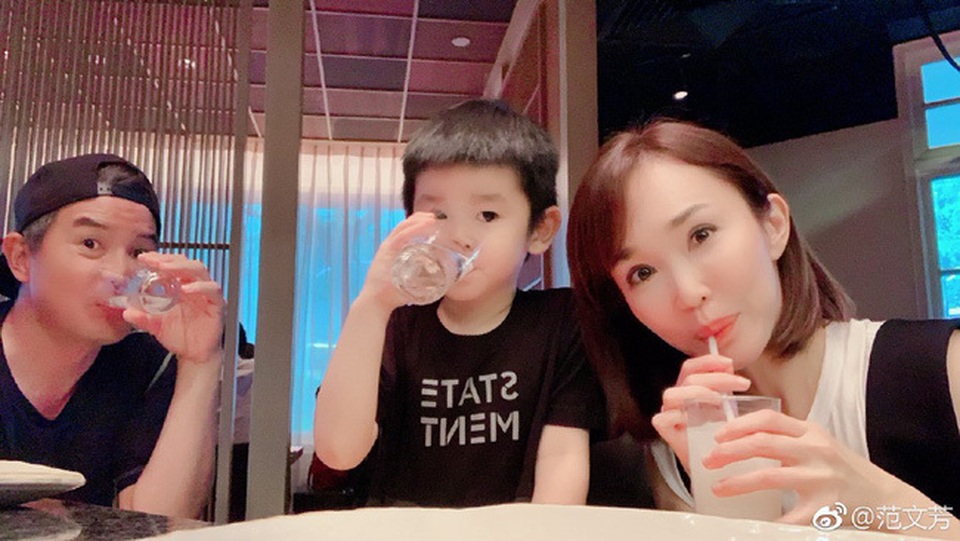 Vợ chồng Lý Minh Thuận - Phạm Văn Phương khoe ảnh gia đình hạnh phúc - 2 Vợ chồng Lý Minh Thuận - Phạm Văn Phương khoe ảnh gia đình hạnh phúc - 2