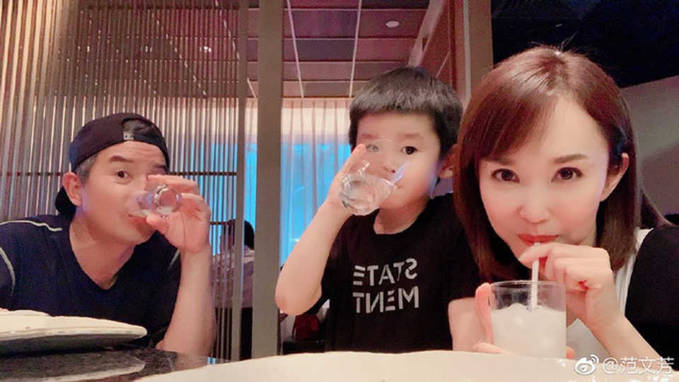 Vợ chồng Lý Minh Thuận - Phạm Văn Phương khoe ảnh gia đình hạnh phúc - 3 Vợ chồng Lý Minh Thuận - Phạm Văn Phương khoe ảnh gia đình hạnh phúc - 3