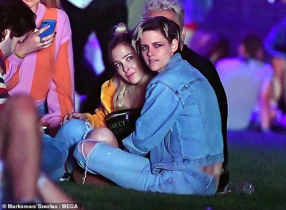 Kristen Stewart hôn say đắm bạn gái mới - 1 Kristen Stewart hôn say đắm bạn gái mới - 1