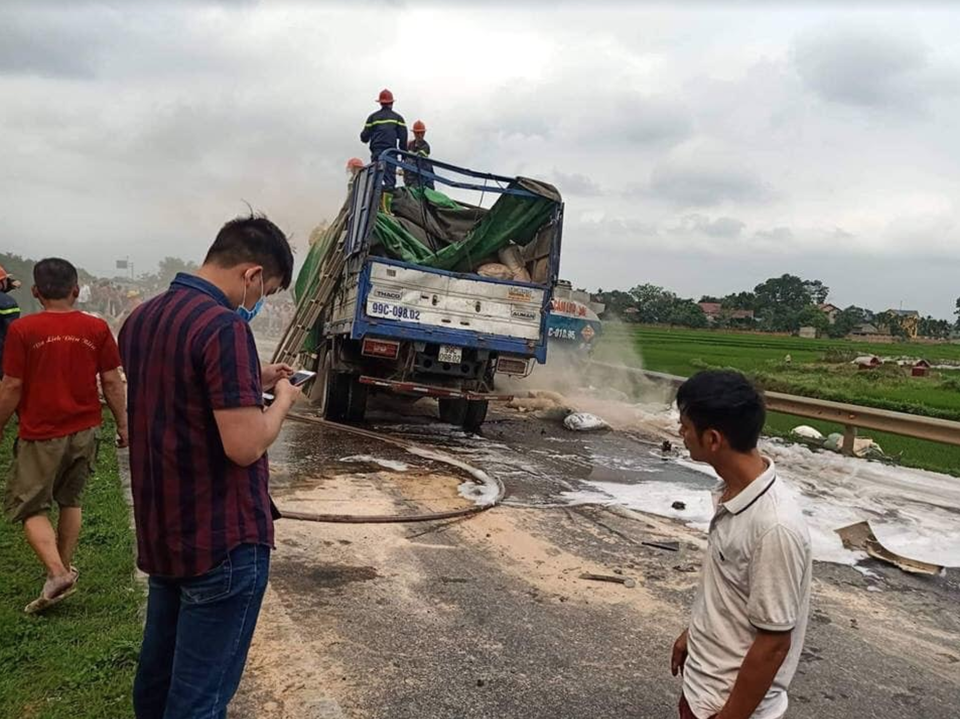 Xe chở mùn cưa tông xe bồn chở xăng gây cháy lớn trên cao tốc - 3 Xe chở mùn cưa tông xe bồn chở xăng gây cháy lớn trên cao tốc - 3