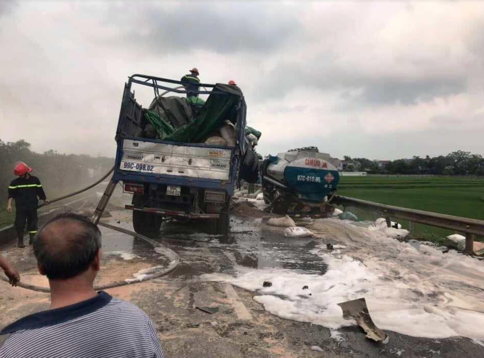 Cháy lớn trên cao tốc do xe chở mùn cưa tông vào xe bồn chở xăng Cháy lớn trên cao tốc do xe chở mùn cưa tông vào xe bồn chở xăng