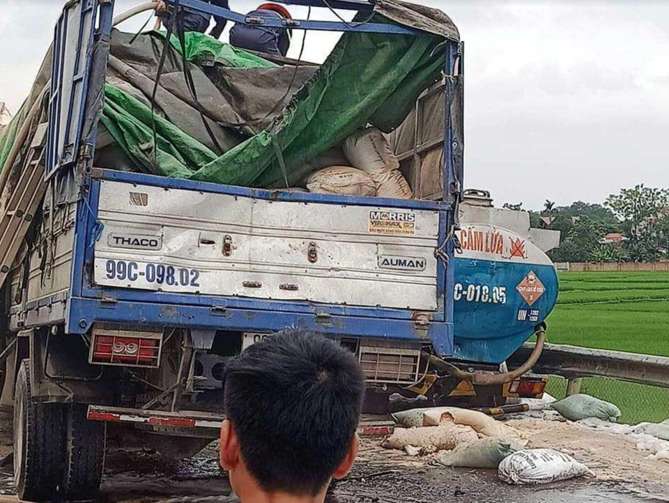 Xe chở mùn cưa tông xe bồn chở xăng gây cháy lớn trên cao tốc - 2 Xe chở mùn cưa tông xe bồn chở xăng gây cháy lớn trên cao tốc - 2