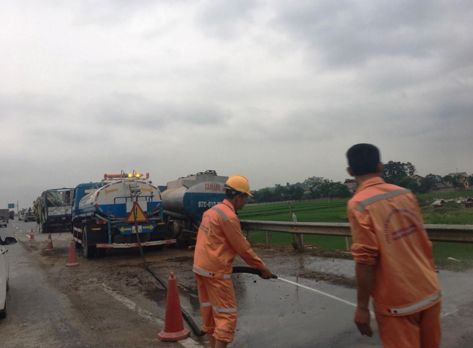 Lực lượng chức năng nhanh chóng có mặt tại hiện trường xử lý vụ việc Lực lượng chức năng nhanh chóng có mặt tại hiện trường xử lý vụ việc