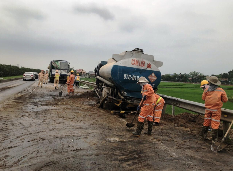 Lực lượng chức năng nhanh chóng có mặt tại hiện trường xử lý vụ việc Lực lượng chức năng nhanh chóng có mặt tại hiện trường xử lý vụ việc