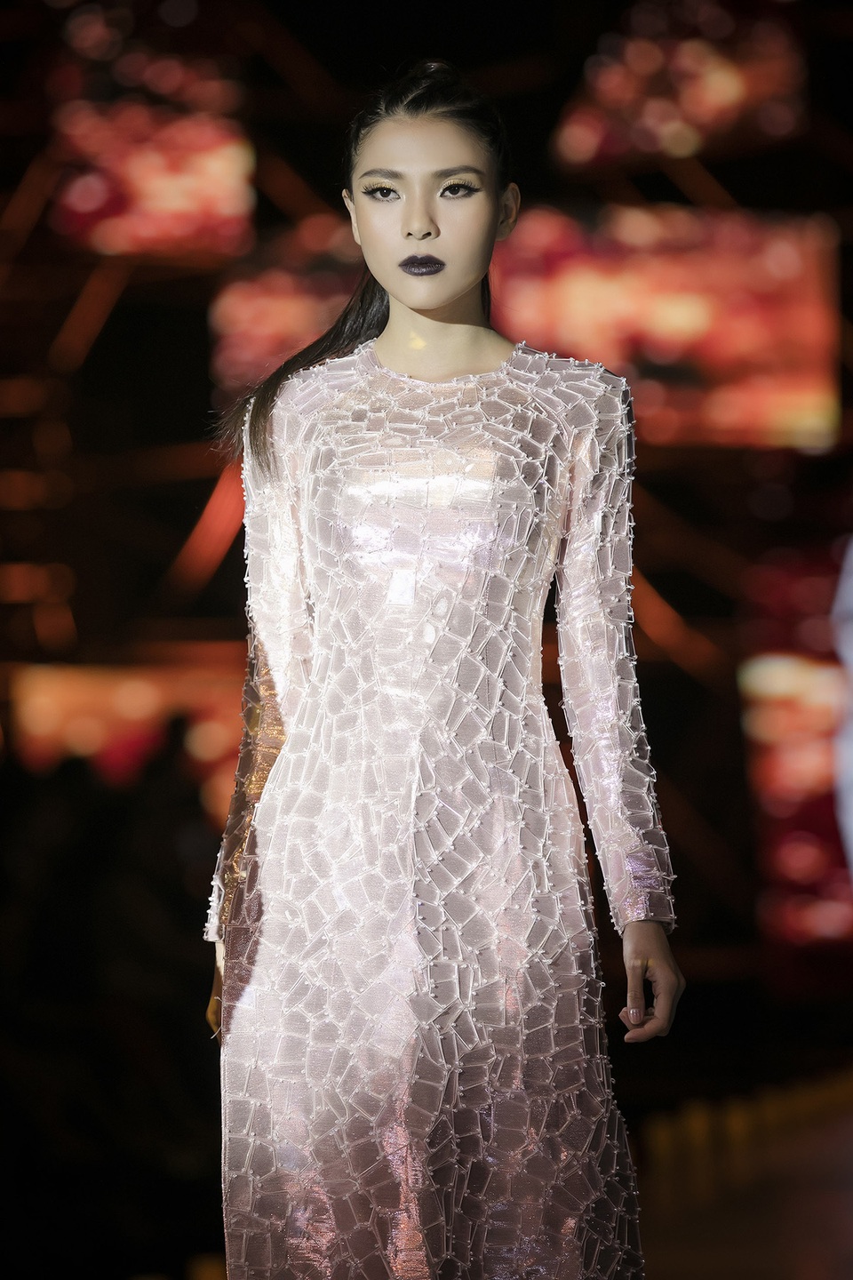 Thuý Diễm hoãn kỷ niệm ngày cưới đi catwalk với Trang Trần, Kim Dung - 1 Thuý Diễm hoãn kỷ niệm ngày cưới đi catwalk với Trang Trần, Kim Dung - 1