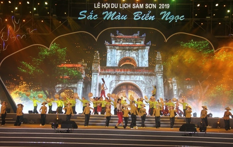 Lung linh đêm hội Sầm Sơn “Sắc màu biển ngọc” - 1 Lung linh đêm hội Sầm Sơn “Sắc màu biển ngọc” - 1