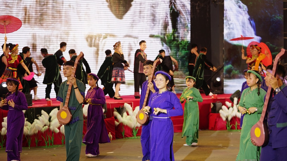 Nam thanh nữ tú các dân tộc hướng về giỗ Tổ Hùng Vương - 1 Nam thanh nữ tú các dân tộc hướng về giỗ Tổ Hùng Vương - 1