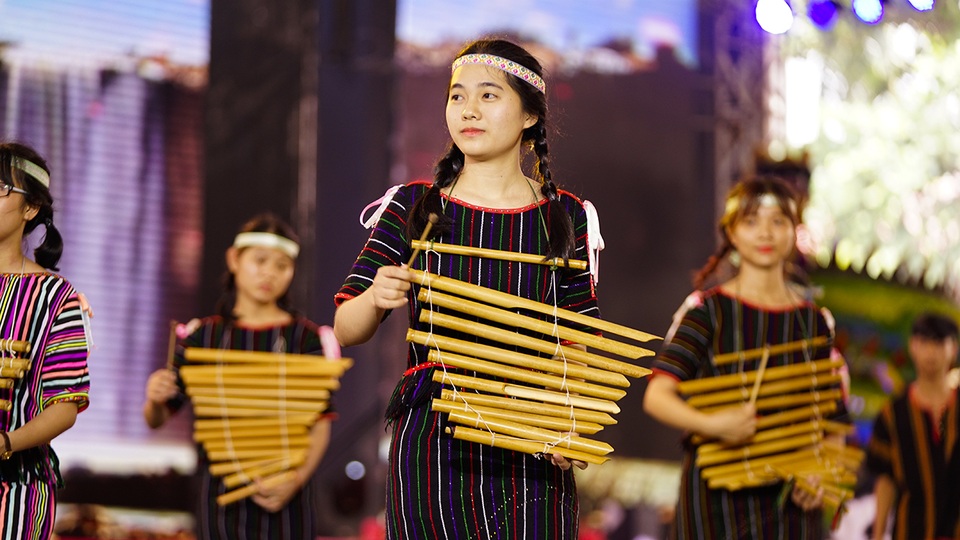 Nam thanh nữ tú các dân tộc hướng về giỗ Tổ Hùng Vương - 13 Nam thanh nữ tú các dân tộc hướng về giỗ Tổ Hùng Vương - 13