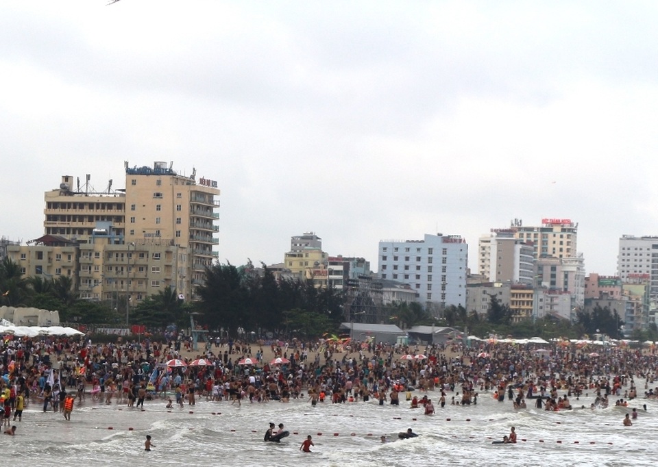 Lung linh đêm hội Sầm Sơn “Sắc màu biển ngọc” - 5 Lung linh đêm hội Sầm Sơn “Sắc màu biển ngọc” - 5