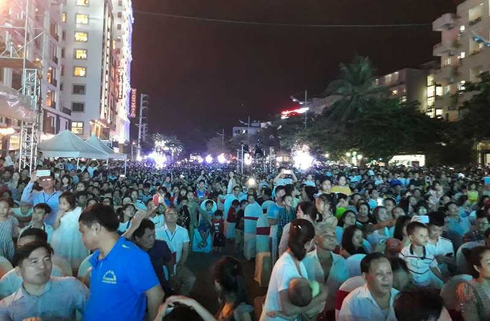 Lung linh đêm hội Sầm Sơn “Sắc màu biển ngọc” - 2 Lung linh đêm hội Sầm Sơn “Sắc màu biển ngọc” - 2