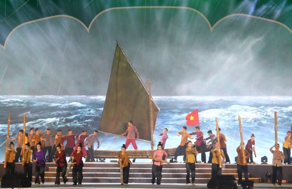 Lung linh đêm hội Sầm Sơn “Sắc màu biển ngọc” - 4 Lung linh đêm hội Sầm Sơn “Sắc màu biển ngọc” - 4