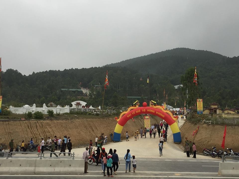 Hàng ngàn người dân Hà Tĩnh thành kính tưởng nhớ các Vua Hùng - 1 Hàng ngàn người dân Hà Tĩnh thành kính tưởng nhớ các Vua Hùng - 1