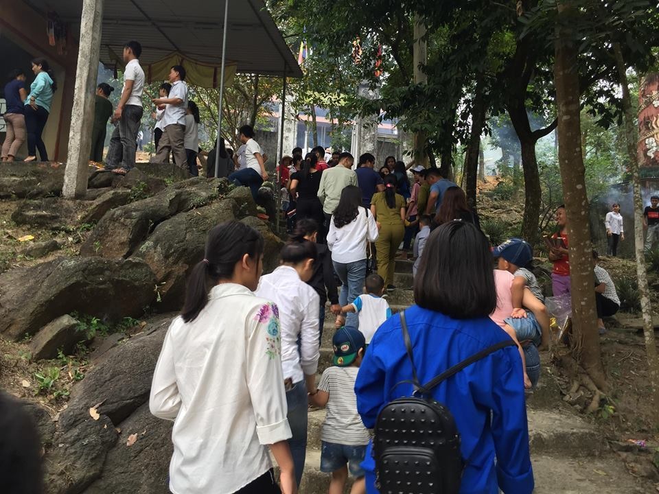 Hàng ngàn người dân Hà Tĩnh thành kính tưởng nhớ các Vua Hùng - 3 Hàng ngàn người dân Hà Tĩnh thành kính tưởng nhớ các Vua Hùng - 3