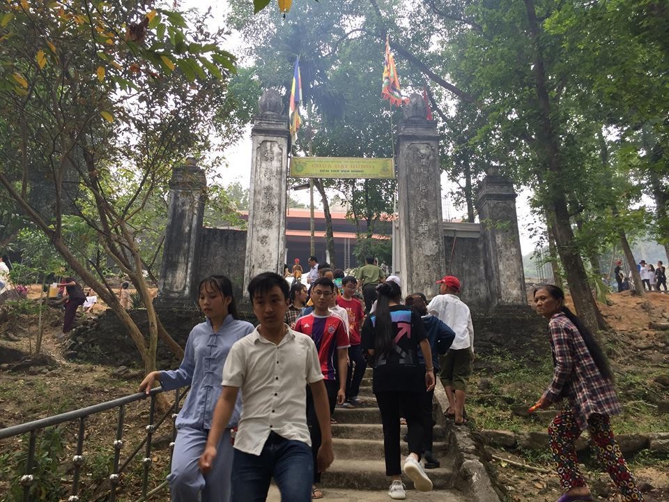 Hàng ngàn người dân Hà Tĩnh thành kính tưởng nhớ các Vua Hùng - 2 Hàng ngàn người dân Hà Tĩnh thành kính tưởng nhớ các Vua Hùng - 2