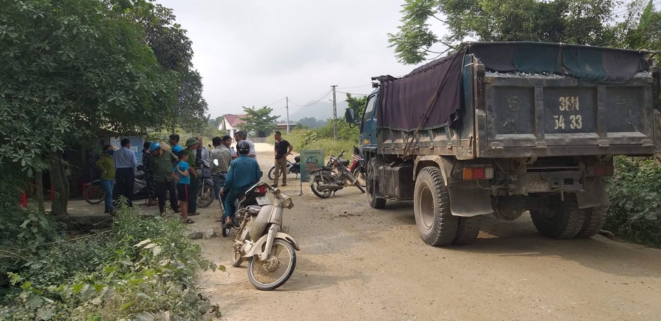 Hơn 10 năm sống mòn vì ô nhiễm, người dân phẫn nộ chặn xe tải vào mỏ! - 3 Hơn 10 năm sống mòn vì ô nhiễm, người dân phẫn nộ chặn xe tải vào mỏ! - 3