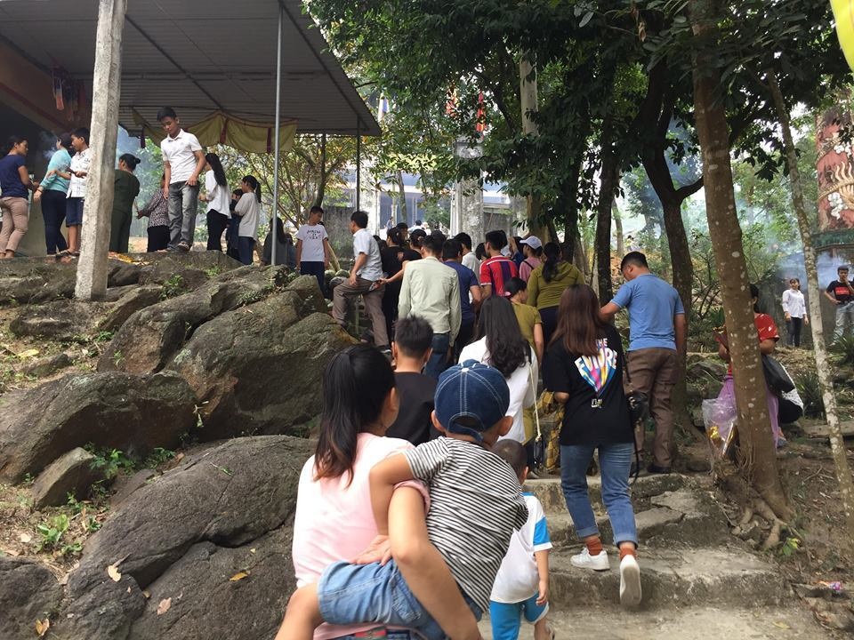 Hàng ngàn người dân Hà Tĩnh thành kính tưởng nhớ các Vua Hùng - 4 Hàng ngàn người dân Hà Tĩnh thành kính tưởng nhớ các Vua Hùng - 4