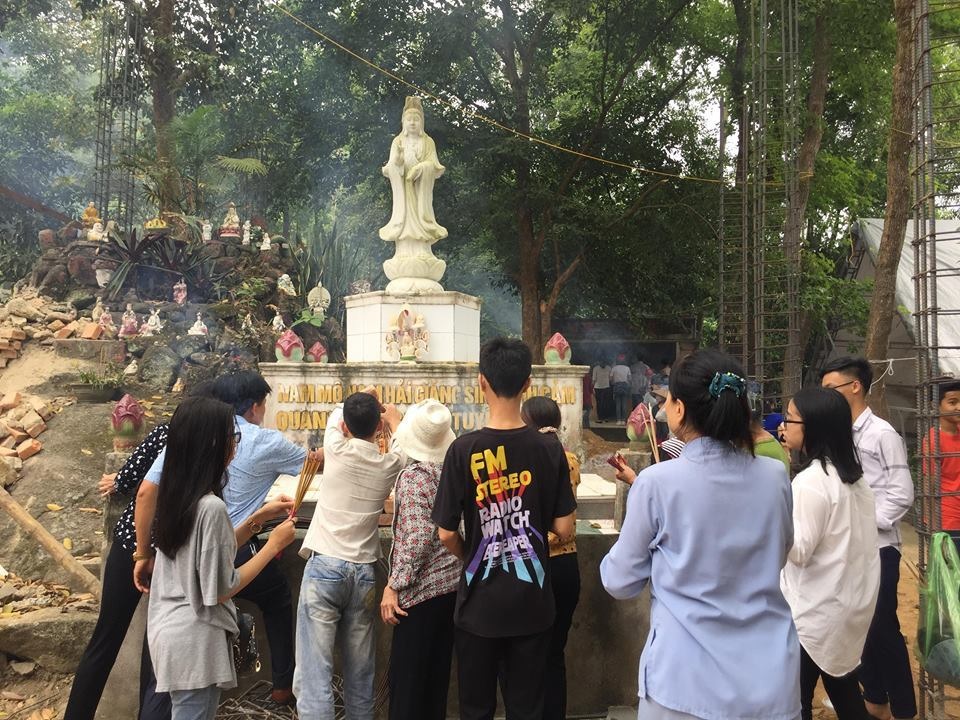 Hàng ngàn người dân Hà Tĩnh thành kính tưởng nhớ các Vua Hùng - 6 Hàng ngàn người dân Hà Tĩnh thành kính tưởng nhớ các Vua Hùng - 6