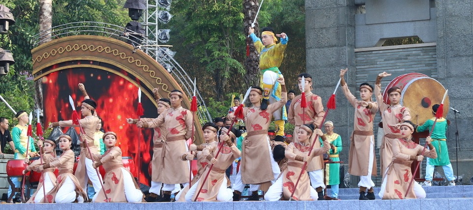 Lãnh đạo TPHCM dâng hương tưởng nhớ các Vua Hùng - 4 Lãnh đạo TPHCM dâng hương tưởng nhớ các Vua Hùng - 4