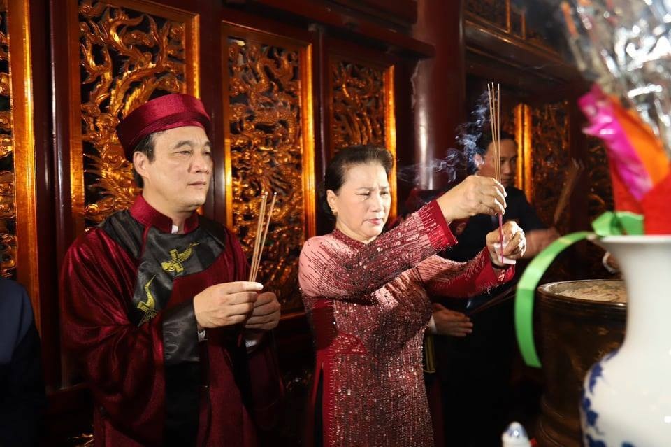 Chủ tịch Quốc hội dâng hương tưởng nhớ các Vua Hùng - 6 Chủ tịch Quốc hội dâng hương tưởng nhớ các Vua Hùng - 6