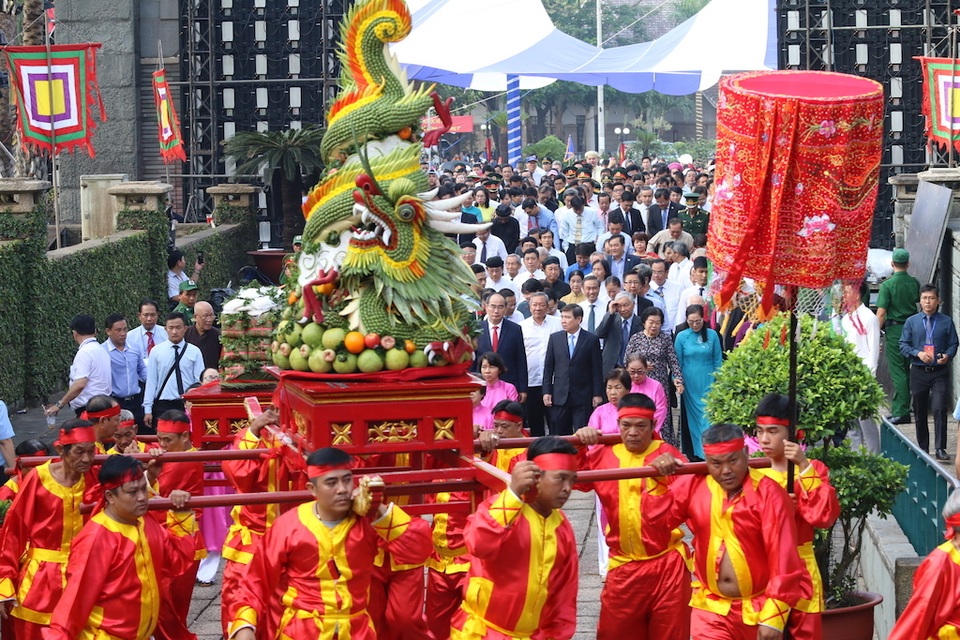 Lãnh đạo TPHCM dâng hương tưởng nhớ các Vua Hùng - 7 Lãnh đạo TPHCM dâng hương tưởng nhớ các Vua Hùng - 7