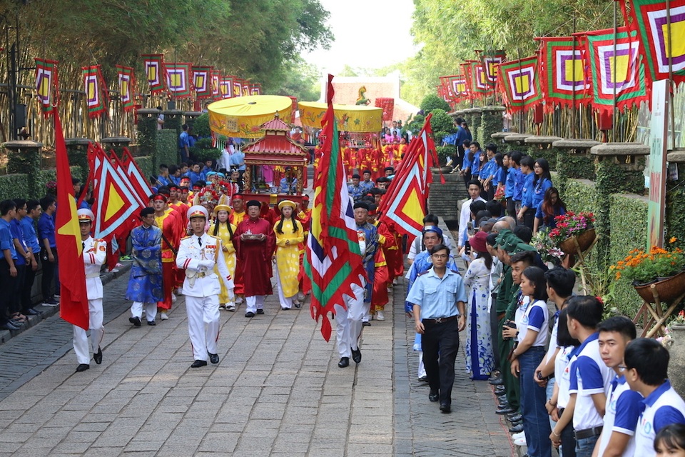 Lãnh đạo TPHCM dâng hương tưởng nhớ các Vua Hùng - 5 Lãnh đạo TPHCM dâng hương tưởng nhớ các Vua Hùng - 5