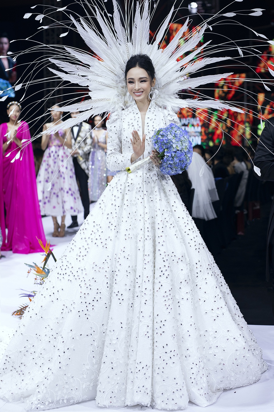 Trương Hồ Phương Nga bất ngờ làm vedette sau vụ án tình tiền với Cao Toàn Mỹ - 11 Trương Hồ Phương Nga bất ngờ làm vedette sau vụ án tình tiền với Cao Toàn Mỹ - 11
