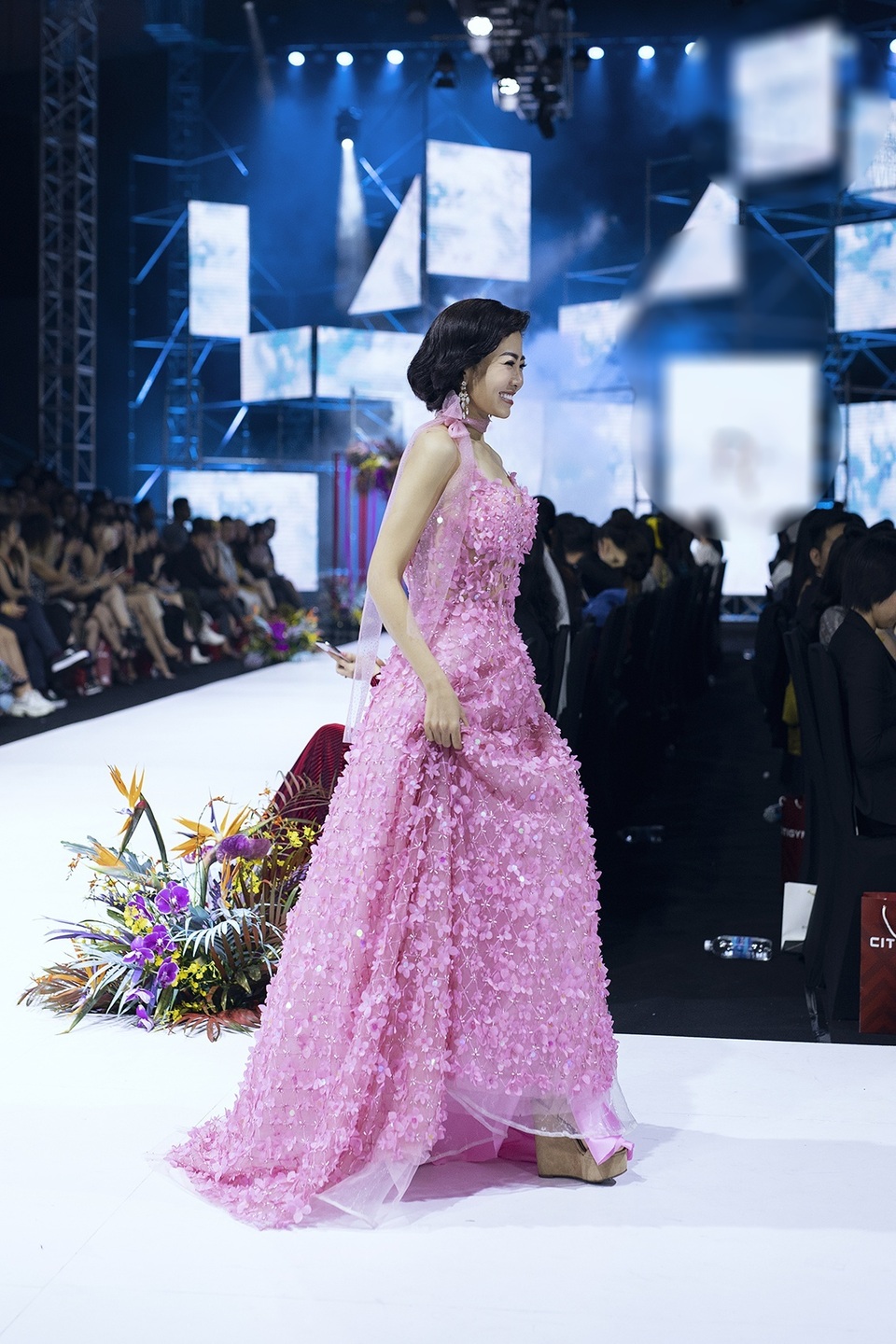 Trương Hồ Phương Nga bất ngờ làm vedette sau vụ án tình tiền với Cao Toàn Mỹ - 5 Trương Hồ Phương Nga bất ngờ làm vedette sau vụ án tình tiền với Cao Toàn Mỹ - 5