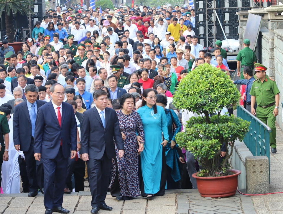 Lãnh đạo TPHCM dâng hương tưởng nhớ các Vua Hùng - 1 Lãnh đạo TPHCM dâng hương tưởng nhớ các Vua Hùng - 1