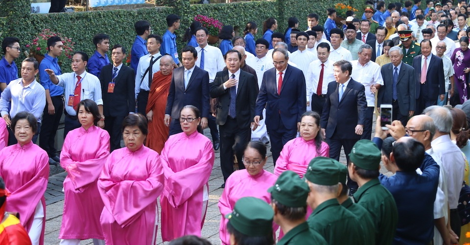 Lãnh đạo TPHCM dâng hương tưởng nhớ các Vua Hùng - 8 Lãnh đạo TPHCM dâng hương tưởng nhớ các Vua Hùng - 8