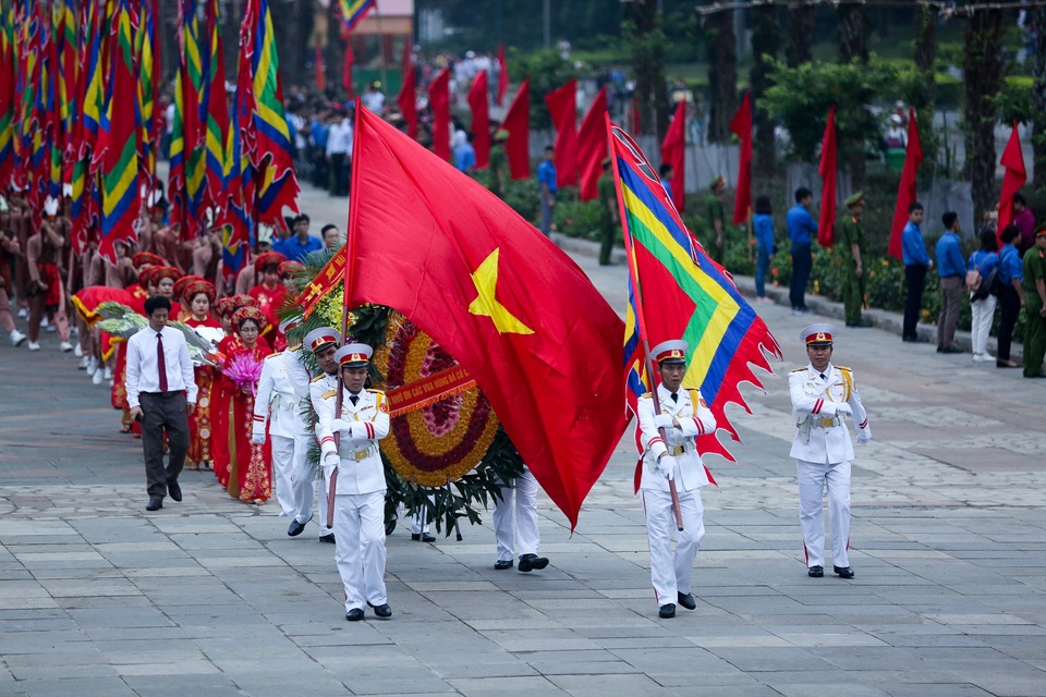 Biển người đổ về Đền Hùng trong ngày giỗ Tổ - 3 Biển người đổ về Đền Hùng trong ngày giỗ Tổ - 3