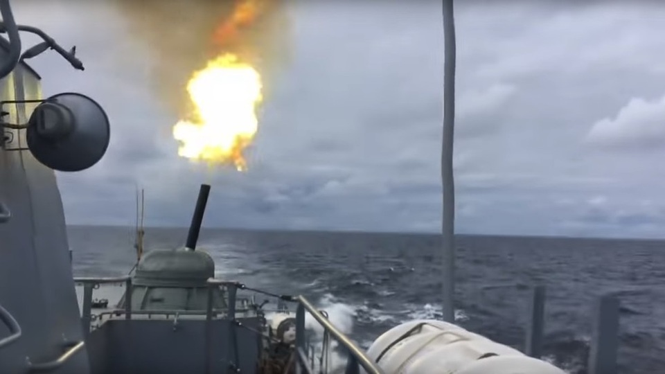 Video tàu Nga khai hỏa như “sấm sét” tại biển Baltic - 1 Video tàu Nga khai hỏa như “sấm sét” tại biển Baltic - 1
