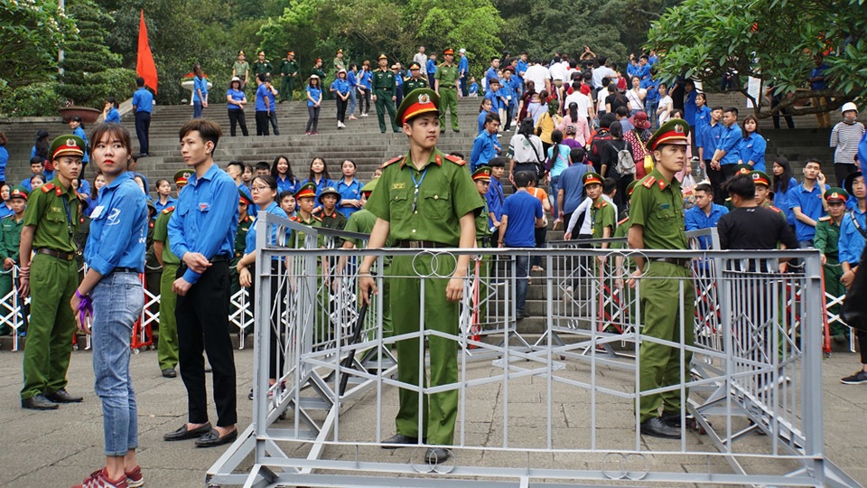 Biển người đổ về Đền Hùng trong ngày giỗ Tổ - 17 Biển người đổ về Đền Hùng trong ngày giỗ Tổ - 17