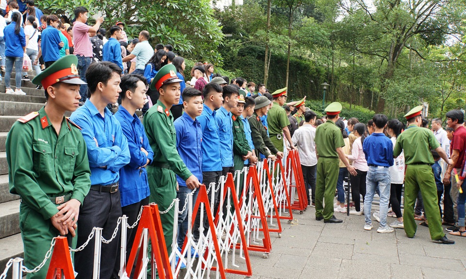 Biển người đổ về Đền Hùng trong ngày giỗ Tổ - 16 Biển người đổ về Đền Hùng trong ngày giỗ Tổ - 16