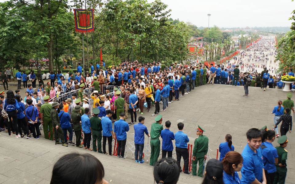 Biển người đổ về Đền Hùng trong ngày giỗ Tổ - 18 Biển người đổ về Đền Hùng trong ngày giỗ Tổ - 18