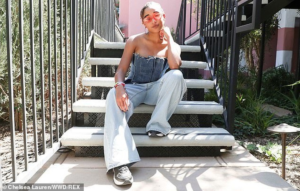 Emily Ratajkowski lấp ló eo thon gợi cảm - 15 Emily Ratajkowski lấp ló eo thon gợi cảm - 15