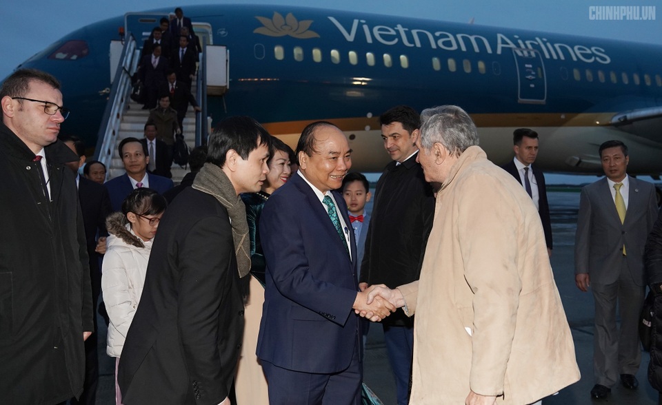 Thủ tướng đến Bucharest, bắt đầu thăm chính thức Romania - 4 Thủ tướng đến Bucharest, bắt đầu thăm chính thức Romania - 4