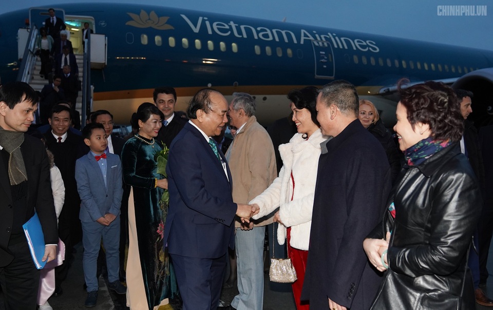 Thủ tướng đến Bucharest, bắt đầu thăm chính thức Romania - 5 Thủ tướng đến Bucharest, bắt đầu thăm chính thức Romania - 5