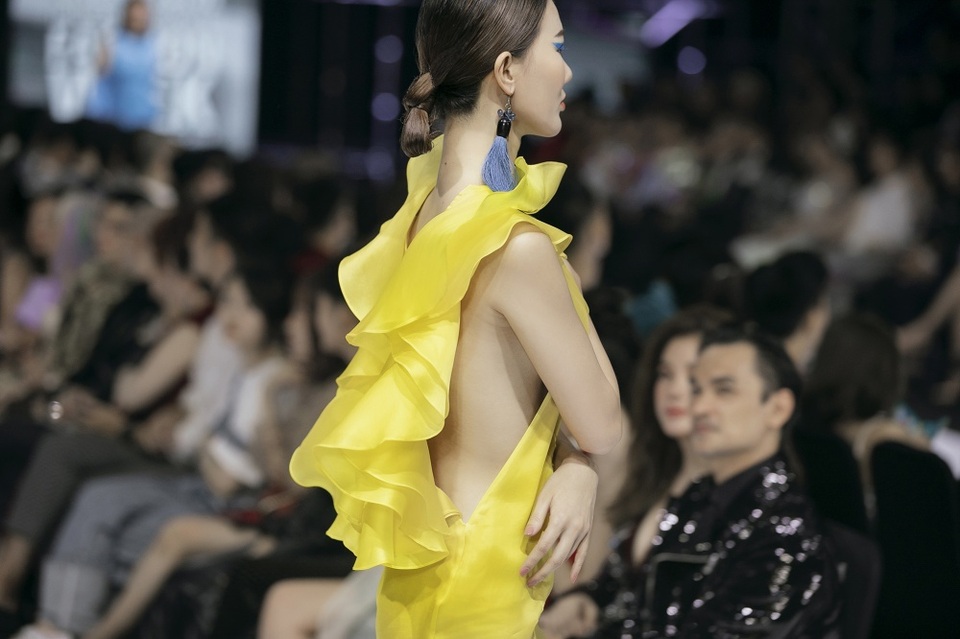 Á hậu Mâu Thuỷ không mặc nội y táo bạo trên sàn diễn - 11 Á hậu Mâu Thuỷ không mặc nội y táo bạo trên sàn diễn - 11