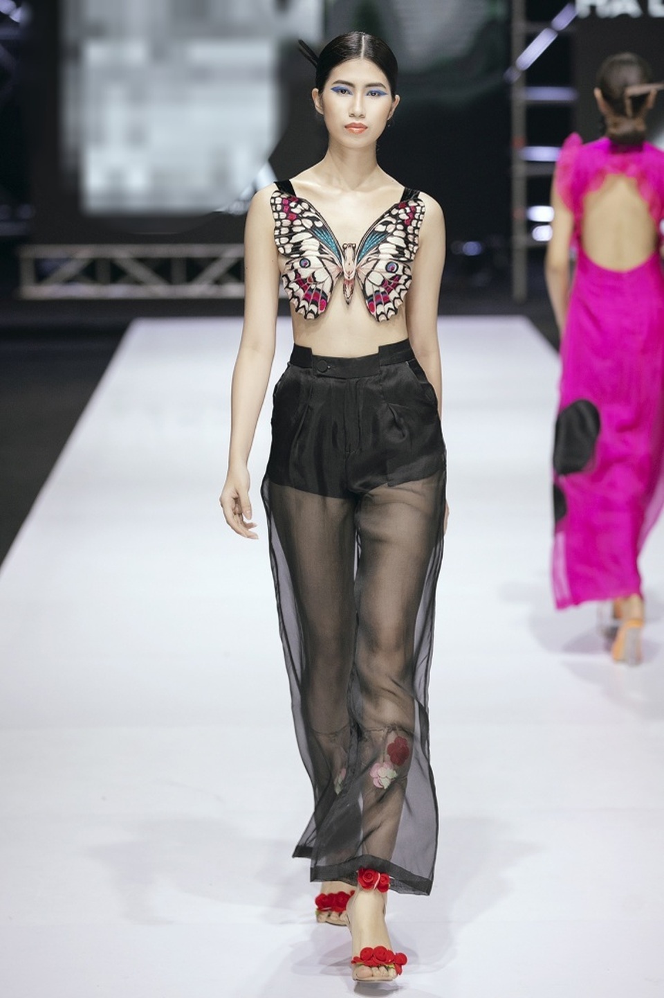 Á hậu Mâu Thuỷ không mặc nội y táo bạo trên sàn diễn - 8 Á hậu Mâu Thuỷ không mặc nội y táo bạo trên sàn diễn - 8