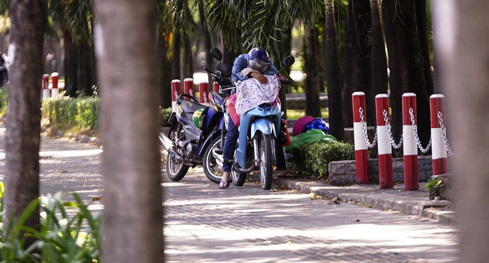 TPHCM: Người dân chật vật qua kỳ nghỉ trong cái nắng đổ lửa - 11 TPHCM: Người dân chật vật qua kỳ nghỉ trong cái nắng đổ lửa - 11