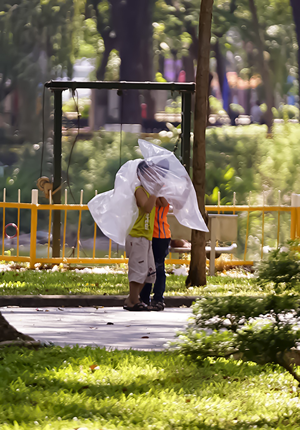 TPHCM: Người dân chật vật qua kỳ nghỉ trong cái nắng đổ lửa - 14 TPHCM: Người dân chật vật qua kỳ nghỉ trong cái nắng đổ lửa - 14