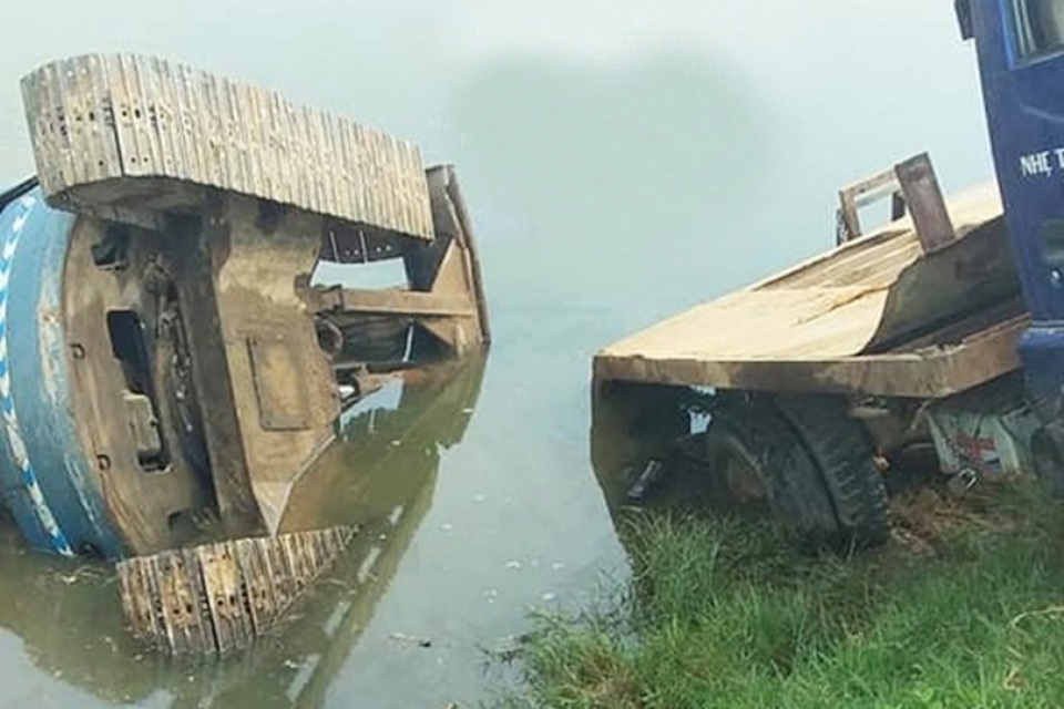 Vụ ô tô tuột dốc đè 3 người: Xe tải hết hạn đăng kiểm 2 năm - 1 Vụ ô tô tuột dốc đè 3 người: Xe tải hết hạn đăng kiểm 2 năm - 1