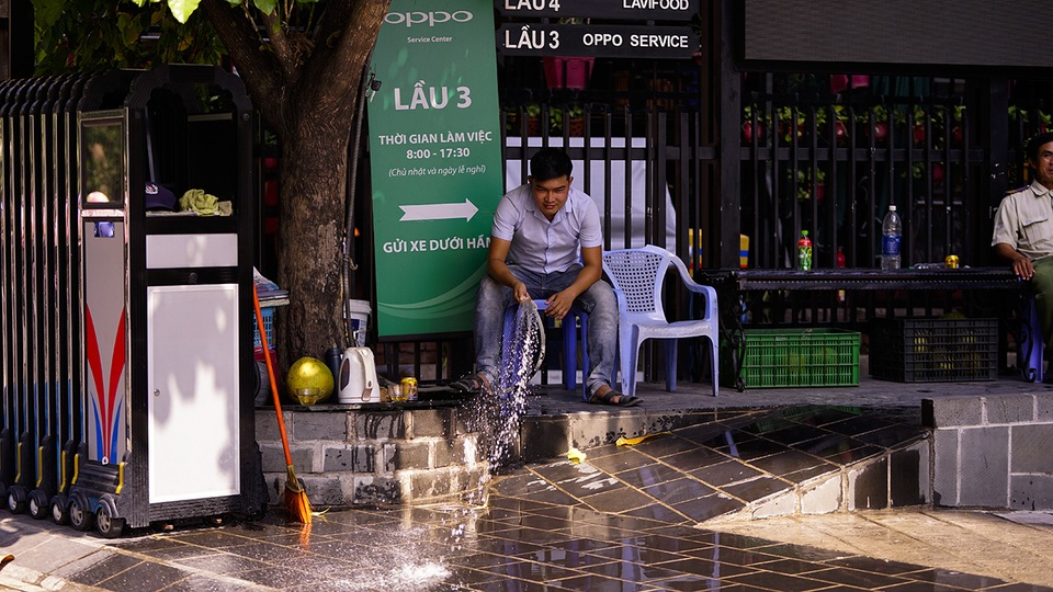 TPHCM: Người dân chật vật qua kỳ nghỉ trong cái nắng đổ lửa - 5 TPHCM: Người dân chật vật qua kỳ nghỉ trong cái nắng đổ lửa - 5
